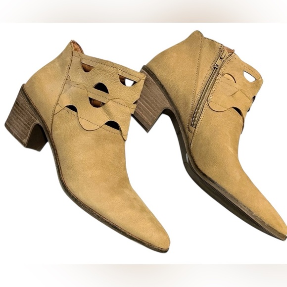 Lucky Brand ‘Gezana’ Cutout Tan Ankle Booties! Leather upper. - Picture 3 of 5
